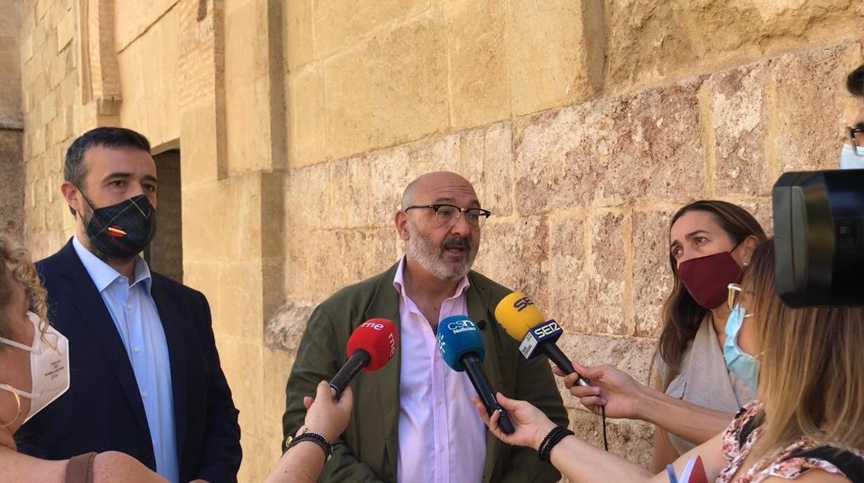 Alejandro Hernández, durante su comparecencia junto a la Mezquita-Catedral de Córdoba