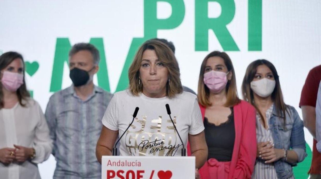 Susana Díaz en su comparecencia ante los medios tras la derrota en las primarias. Detrás, Verónica Pérez, secretaria general del PSOE de Sevilla y uno de sus principales apoyos