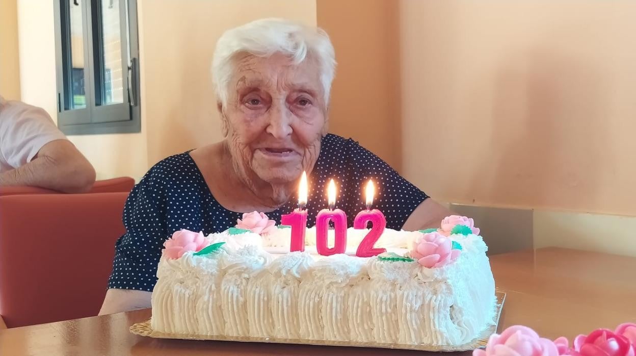 Esuebia Murillo junto a su tarta de cumpleaños