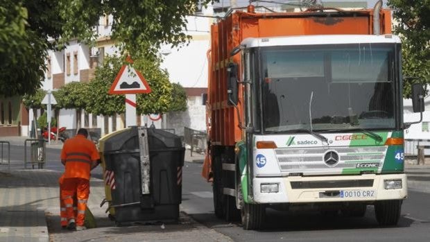 Sadeco refuerza la recogida de basuras en las barriadas periféricas de Córdoba con la llegada del verano