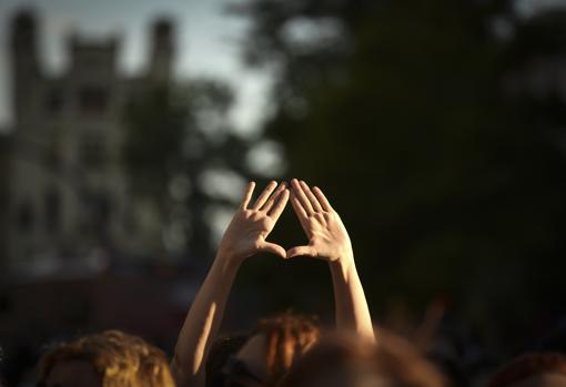 Una mujer alza las manos en una manifestación contra el machismo