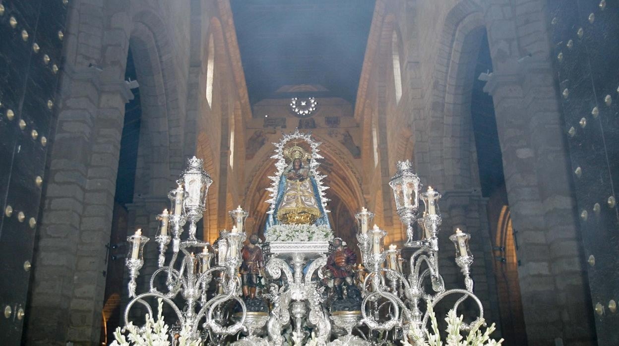 La Virgen de Villaviciosa, al salir de San Lorenzo un mes de septiembre