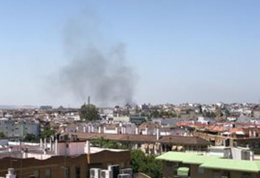 Imagen de la columna de humo del incendio en la zona de El Fontanar