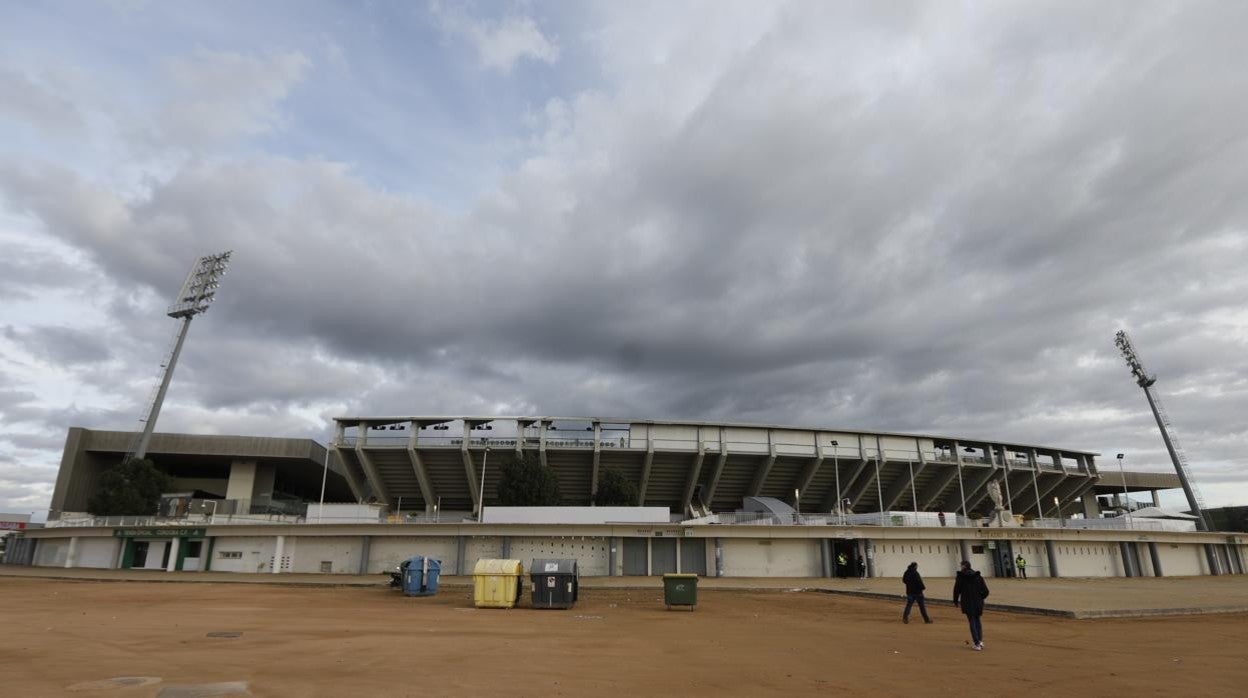 Imagen panorámica del estadio El Arcángel, con la grada de Tribuna que tendría que hacerse nueva