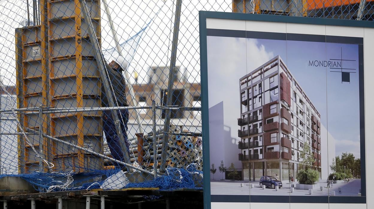 Un trabajador, en las obras de una promoción en el Nuevo Zoco, una zona de expansión residencial