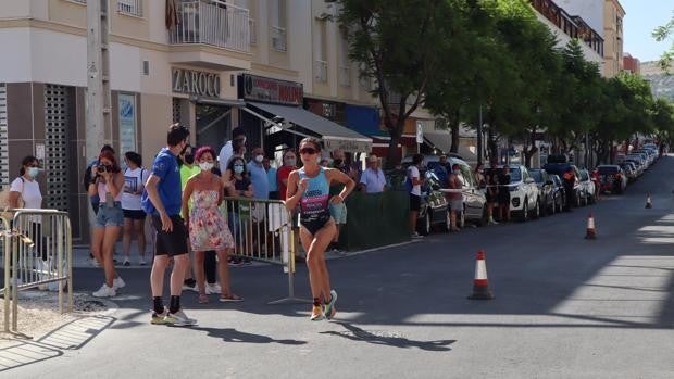 Katherine Anne Mills y Alfonso Bastos se imponen en el I Triatlón 'Ciudad de Baena'