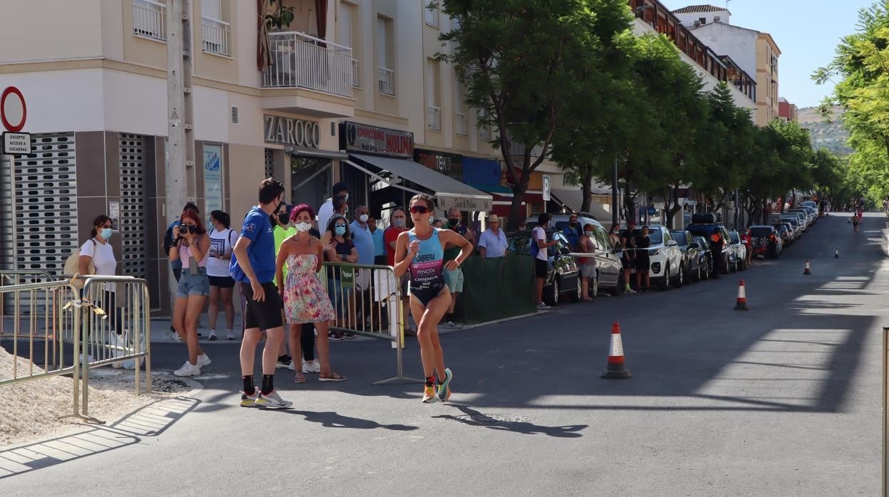 Una de las participantes, ayer en el I Triatlón 'Ciudad de Baena'