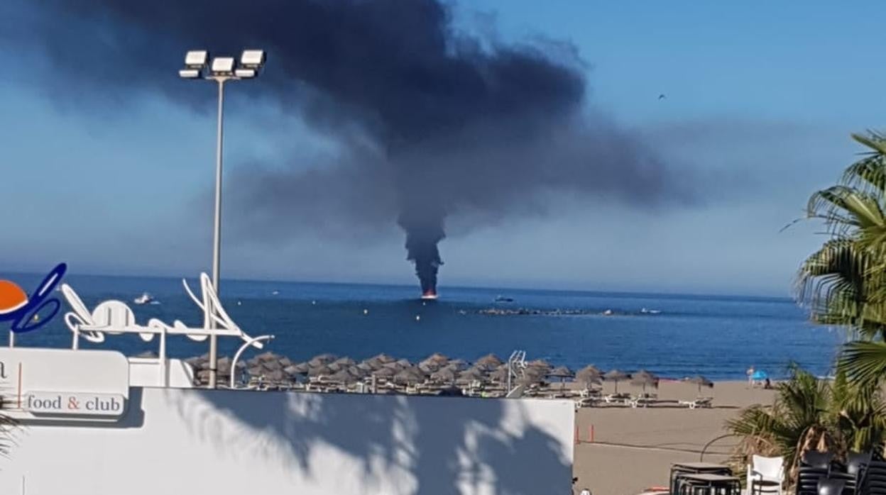 La columna de humo negro era visible a varios kilómetros desde el litoral