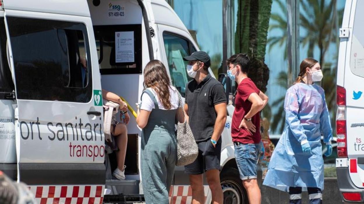 Traslado de estudiantes al hotel medicalizado Palma Bellver el pasado domingo