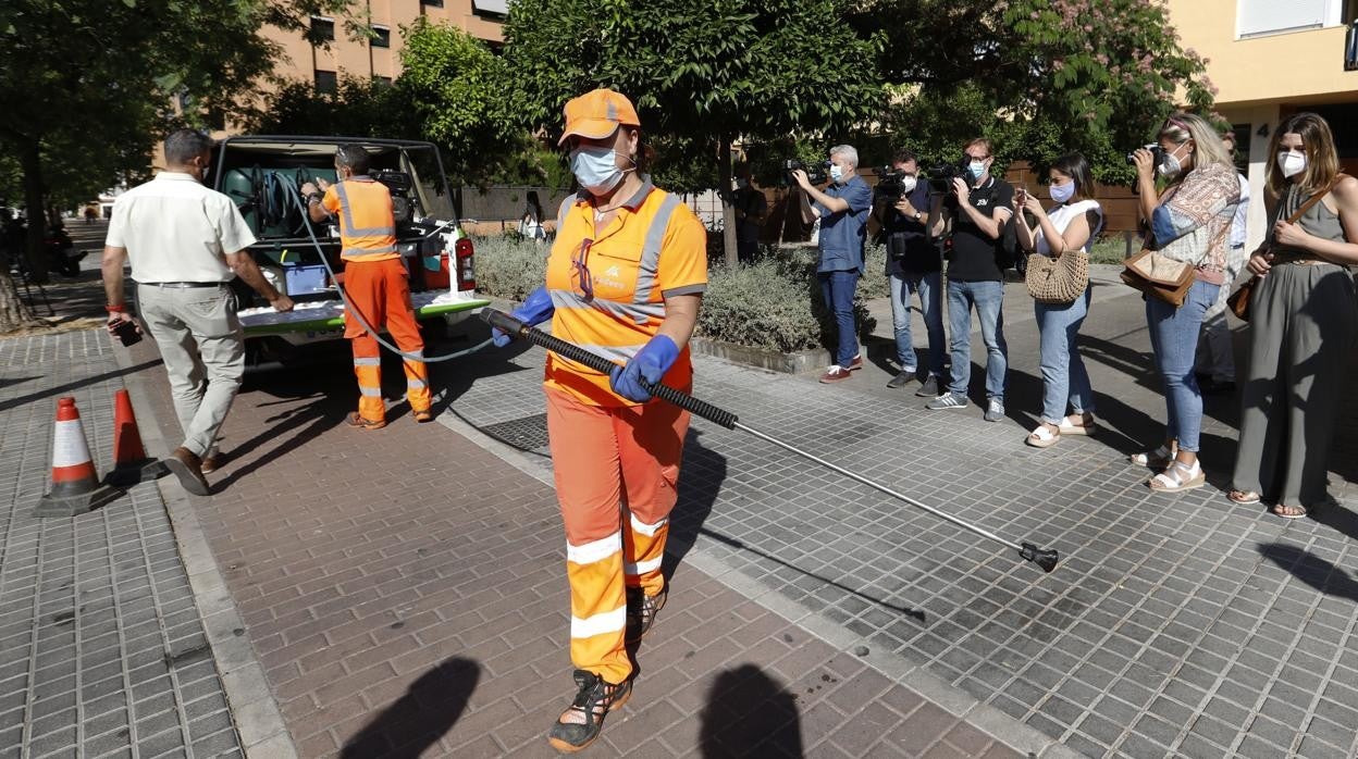 Una trabajadora deSadeco con un nuevo sistema de limpieza a presión en Córdoba