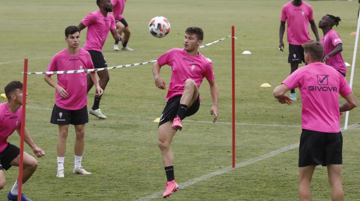 El lateral izquierdo Berto Espeso golpea el balón en un entrenamiento en la Ciudad Deportiva