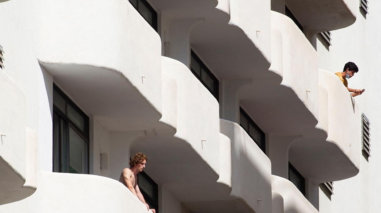 Dos estudiantes en las terrazas de las habitaciones del hotel Palma Bellver de Mallorca