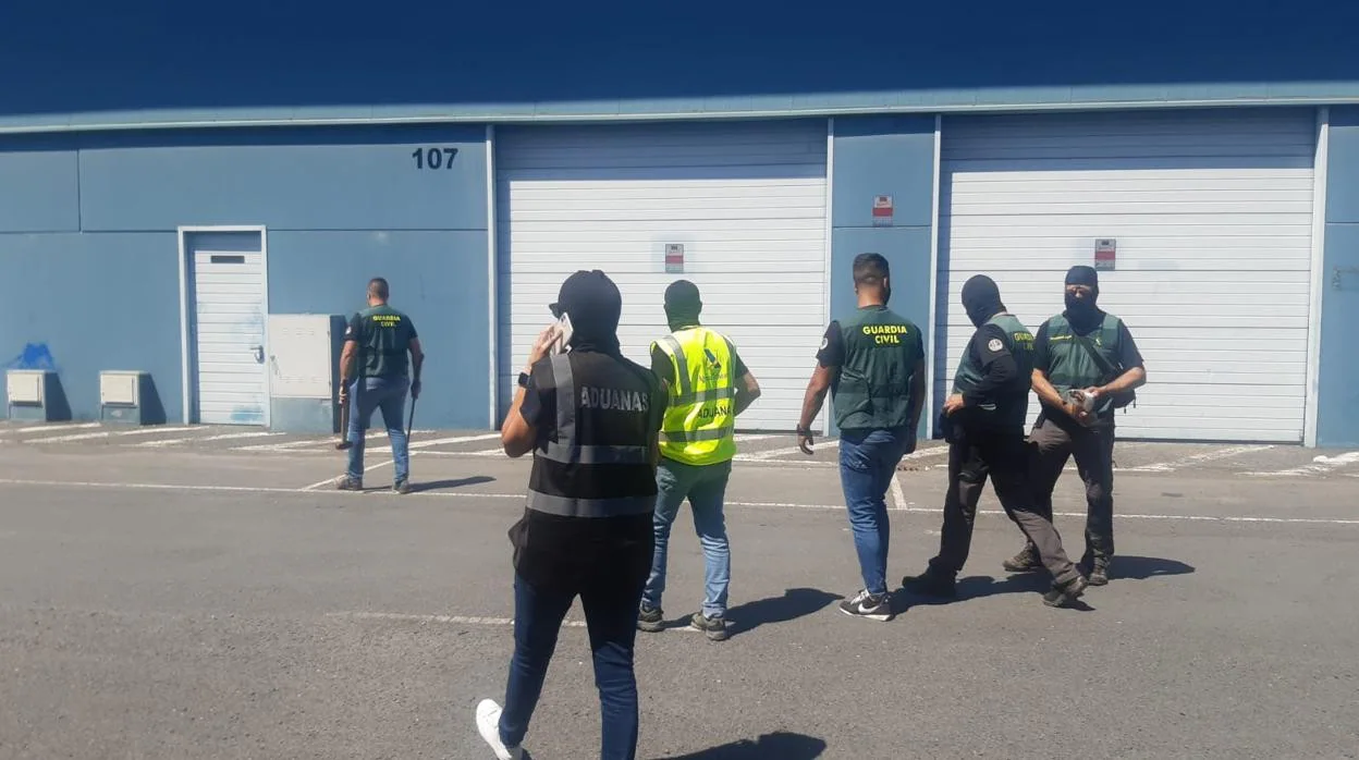 Agentes de la Guardia Civil y Aduanas en uno de los registros en Huelva