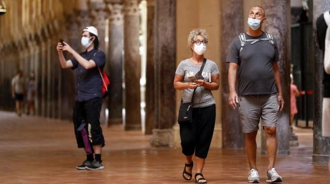 Turistas en el interior de la Mezquita de Córdoba