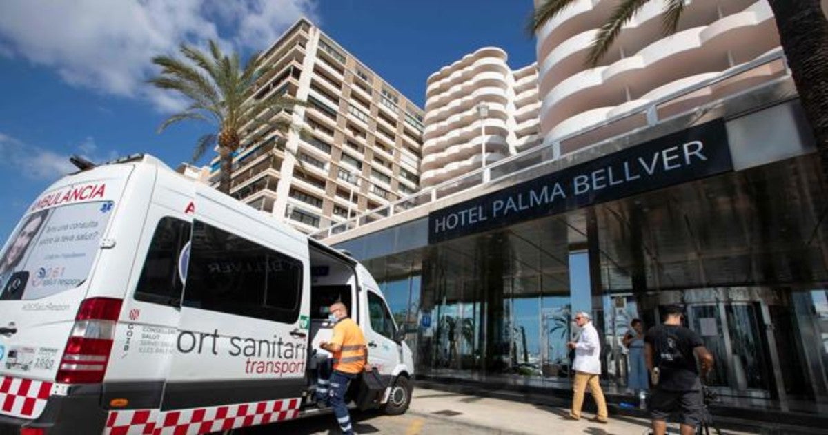 Una ambulancia en lap uerta del hotel de Mallorca donde están confinados los jóvenes cordobeses