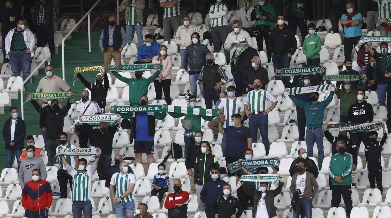 Aficionados del Córdoba, en la grada del estadio El Arcángel en el último partido de liga