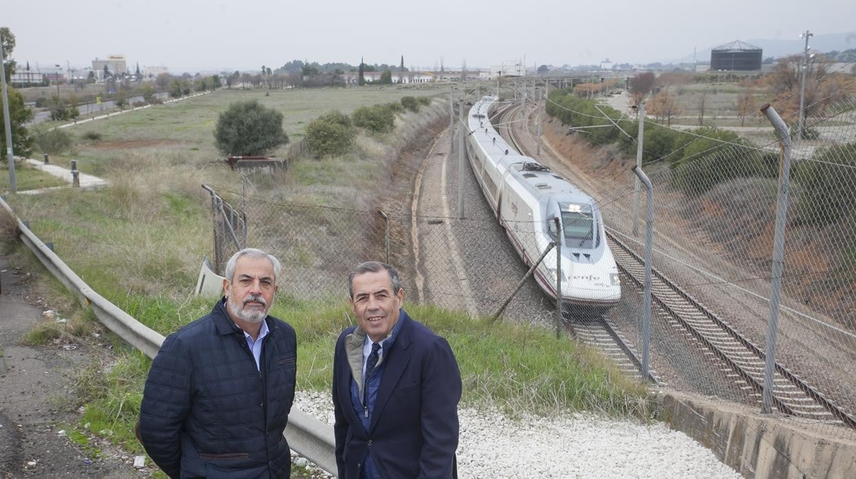 Fernando Villena y Jesús Sánchez, promotores del proyecto, posan en la parcela de Rabanales Plaza en 2018