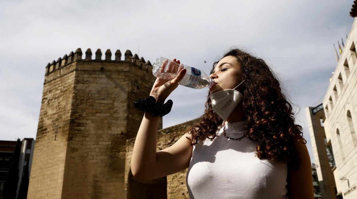 Una joven se refresca en Córdoba durante el anterior aviso amarillo por el calor el 9 de junio