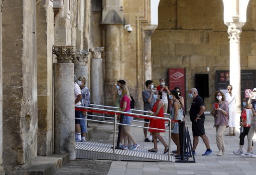 Turistas en la entrada al monumento