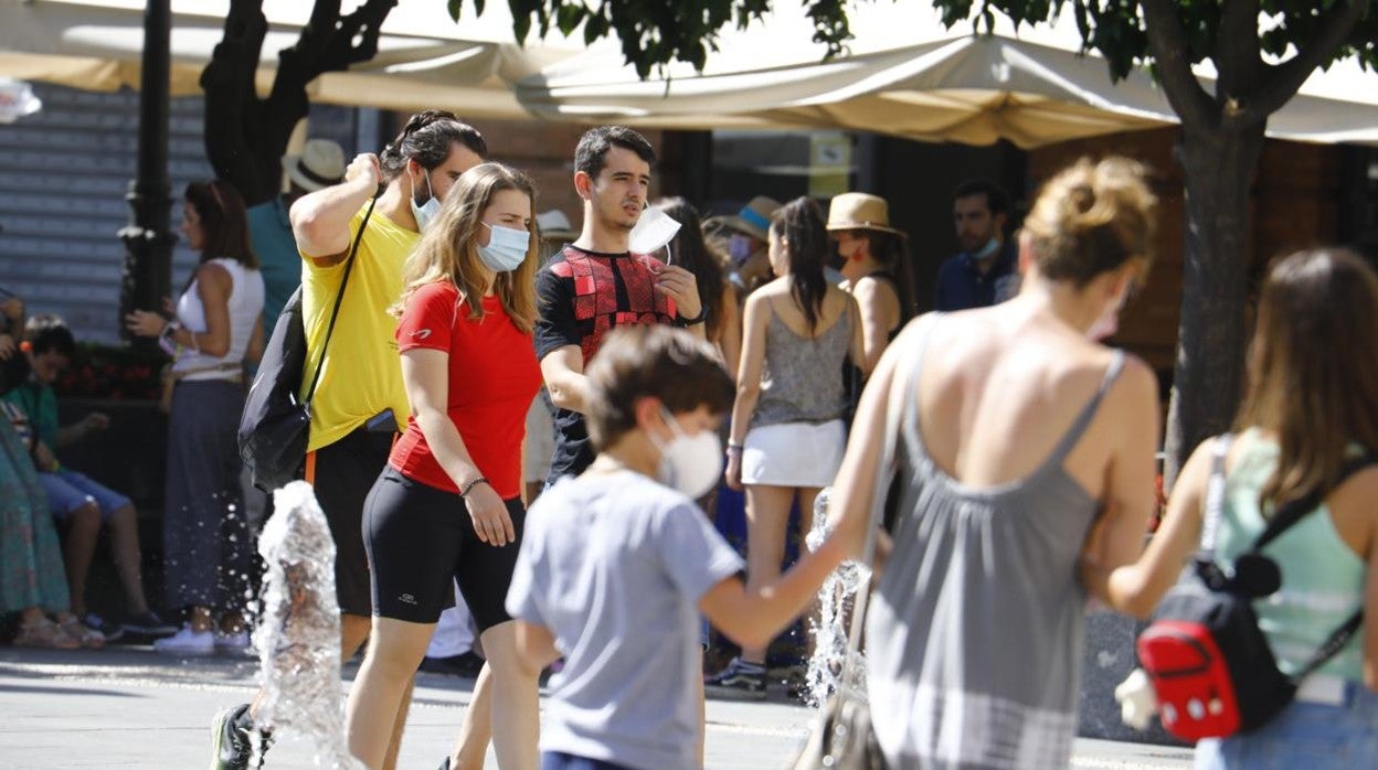 Un grupo de jóvenes con mascarilla por el Centro de Córdoba capital el pasado fin de semana