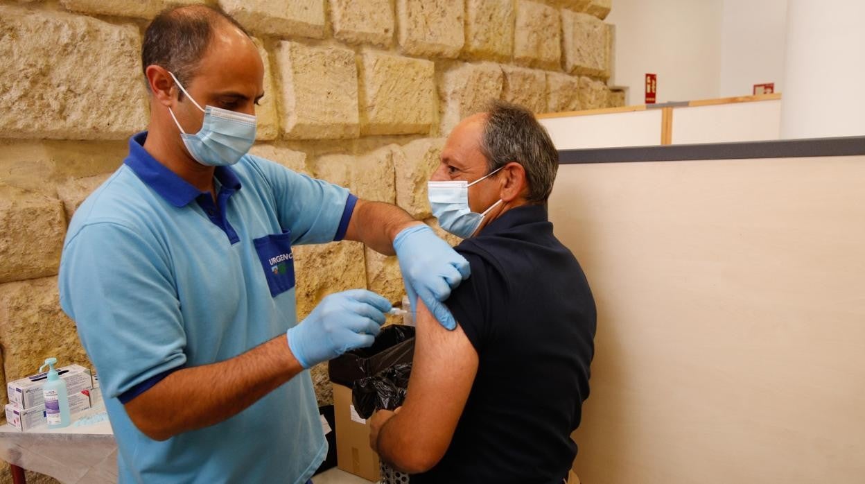 Un hombre recibe una dosis en el centro de vacunación habilitado en el Ayuntamiento de Córdoba