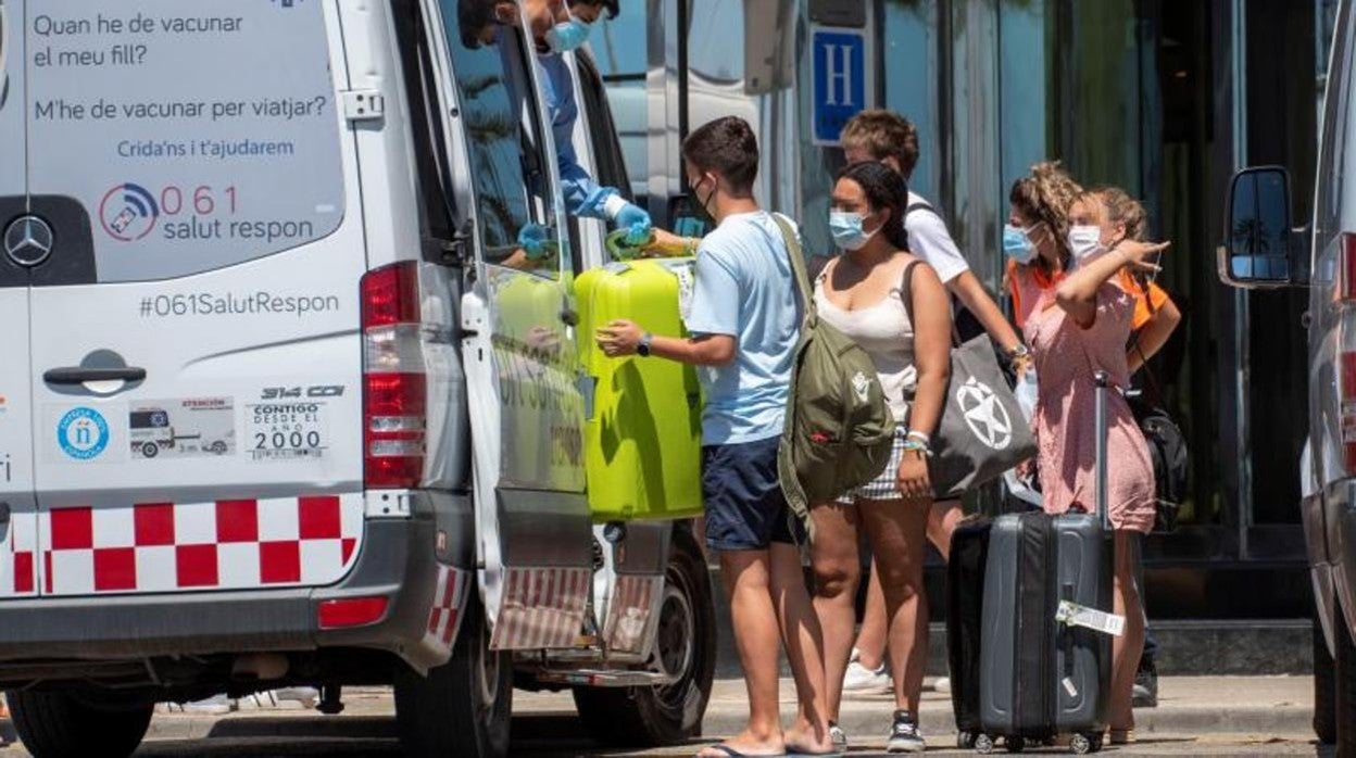 Jóvenes aislados en Mallorca son trasladados al puerto para ser evacuados