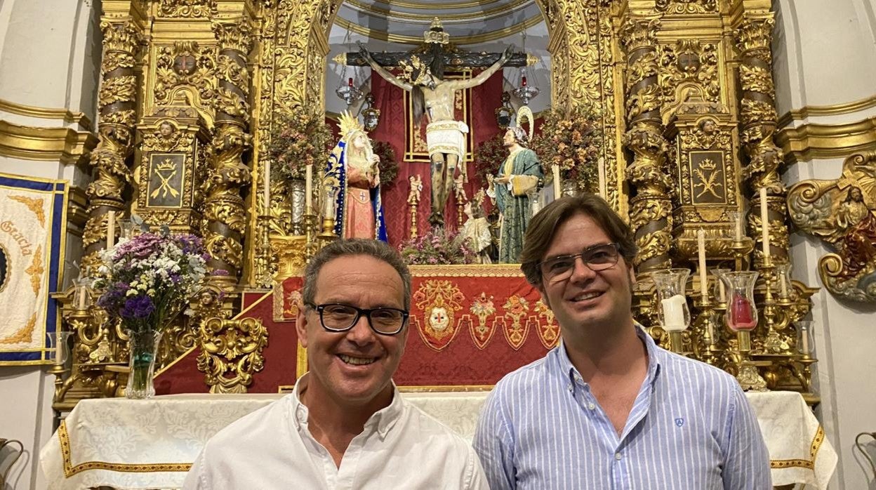 El nuevo hermano mayor, José María Gisbert, con Ricardo Rojas (a la derecha)