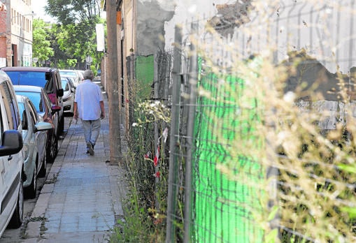 Un hombre camina por una estrecha calle de Huerta de la Reina