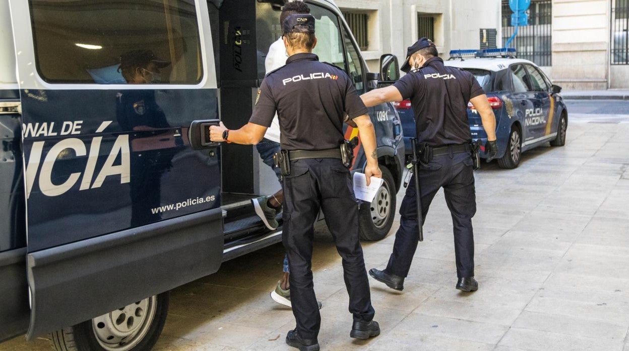 Los arrestados utilizaban el método 'impresioning' para abrir las cerraduras de las puertas de acceso de las viviendas