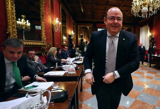 Sebastián Pérez junto a Paco Fuentes a la izquierda en un pleno del Ayuntamiento de Granada