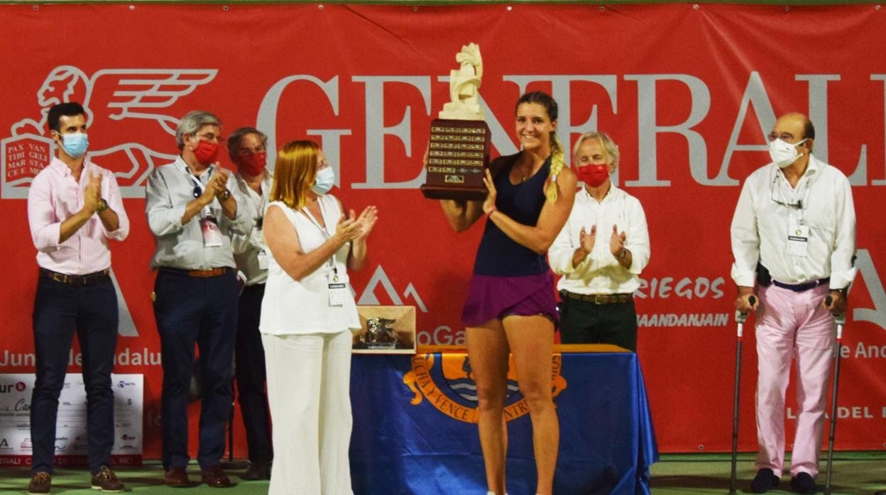 Rebeka Masarova se alza con el trofeo de Palma del Río