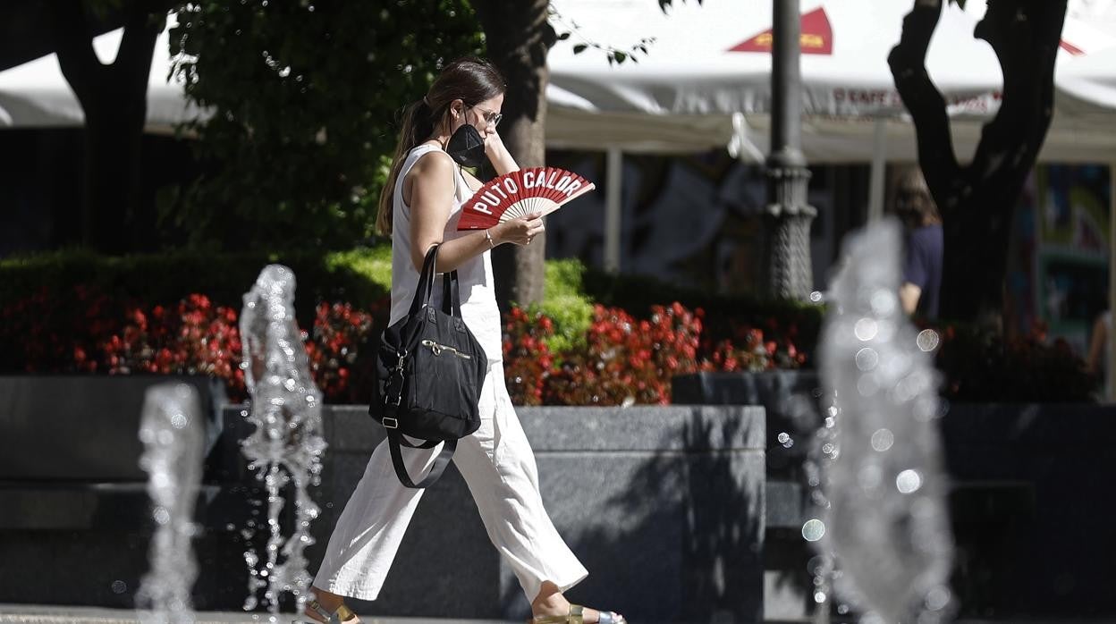 Una mujer espanta el calor con un elocuente abanico