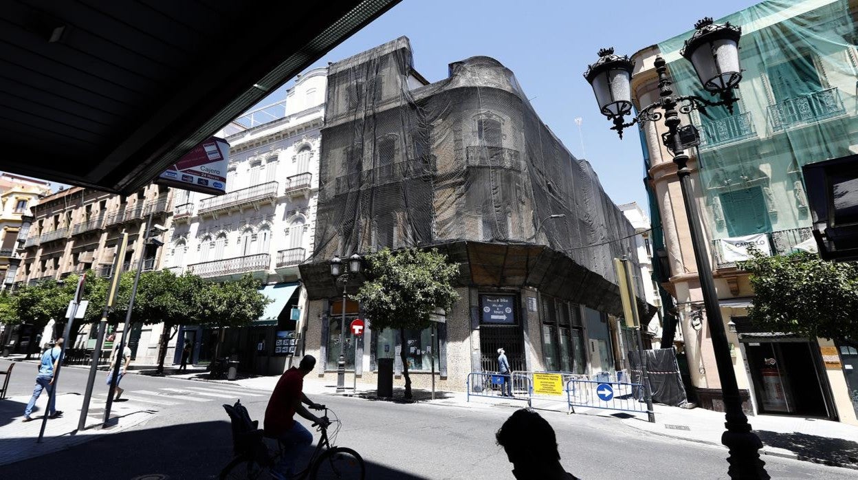 Fachada frontal cubierta de una lona del inmueble del siglo XIX que acogerá el hostel de Grupo White en Córdoba