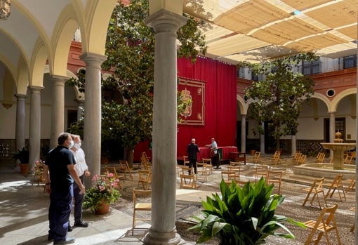 Preparativos patio del Ayuntamiento de Granada para el pleno de investidura