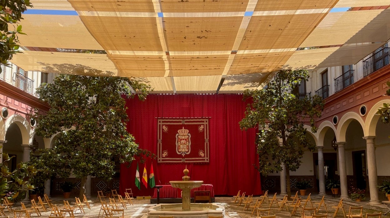 El patio del Ayuntamiento de Granada, ya preparado apra el pleno de investidura de este miércoles