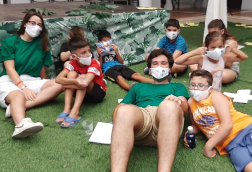 Niños y monitoers jugando juntos durnte la pasas edición del campamento