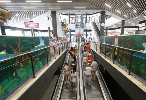 Aspecto del Centro Comercial La Sierra, este lunes al mediodía