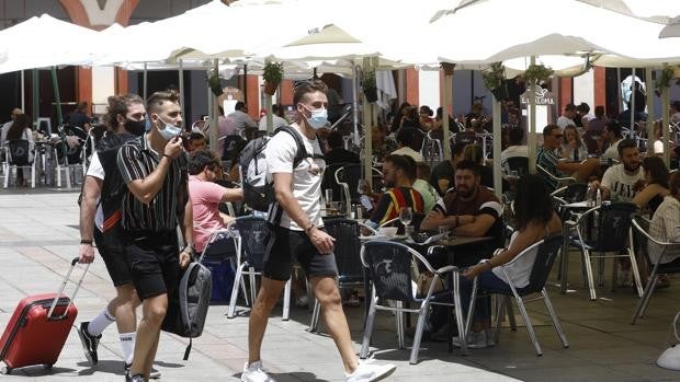 Andalucía amplía el horario en hostelería al aire libre frente a la tendencia de cierre en otras comunidades