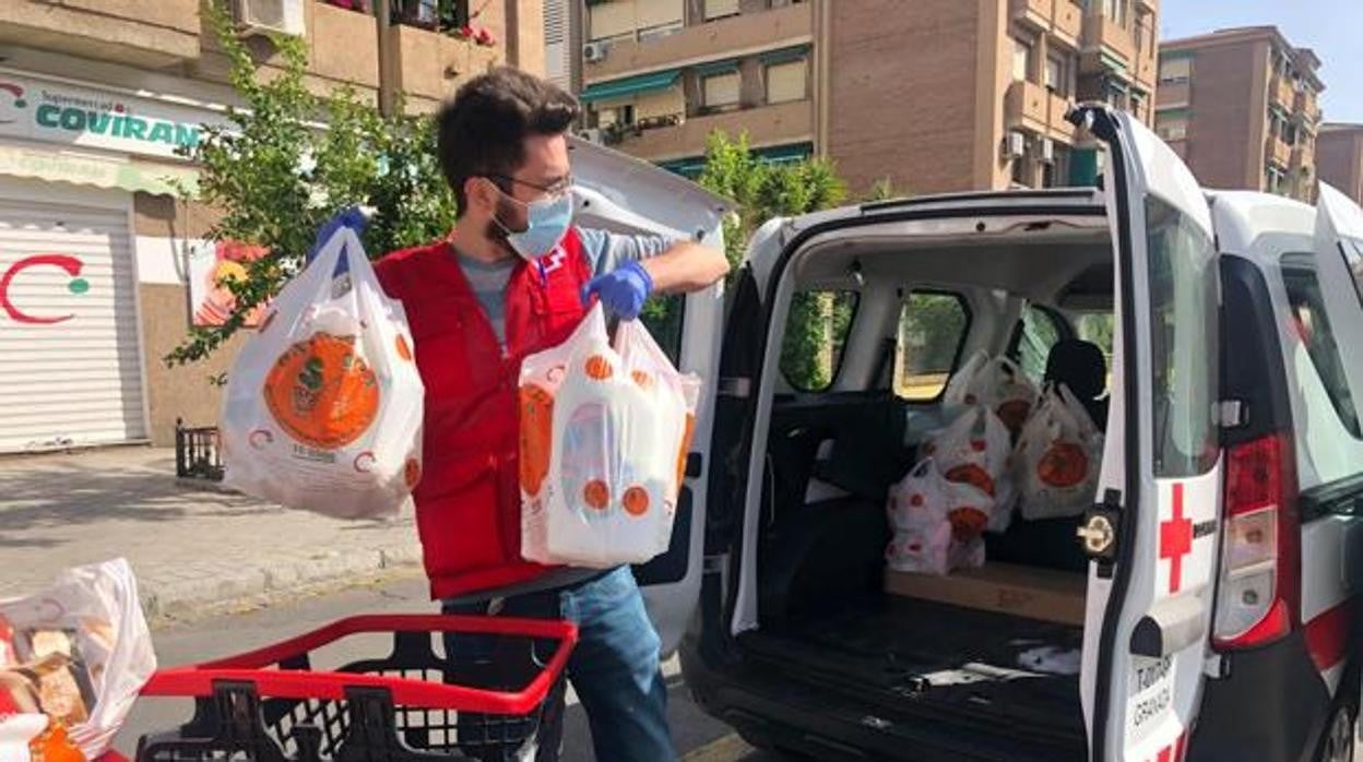 Un voluntario de Cruz Roja durante el reparto de bienes de primera necesidad