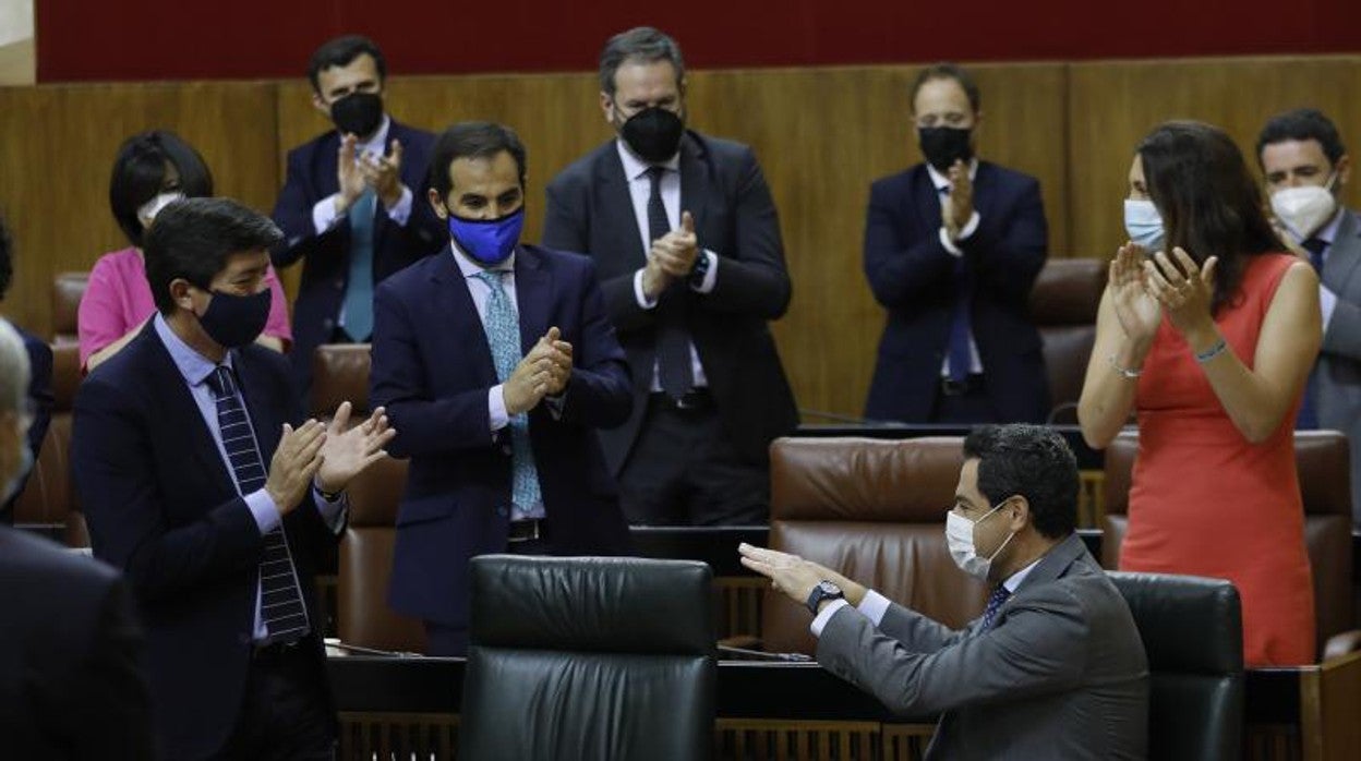 Juanma Moreno, aplaudido por el vicepresidente Juan Marín y el Grupo Popular en el Parlamento tras su intervención en el Pleno del Estado de la Comunidad