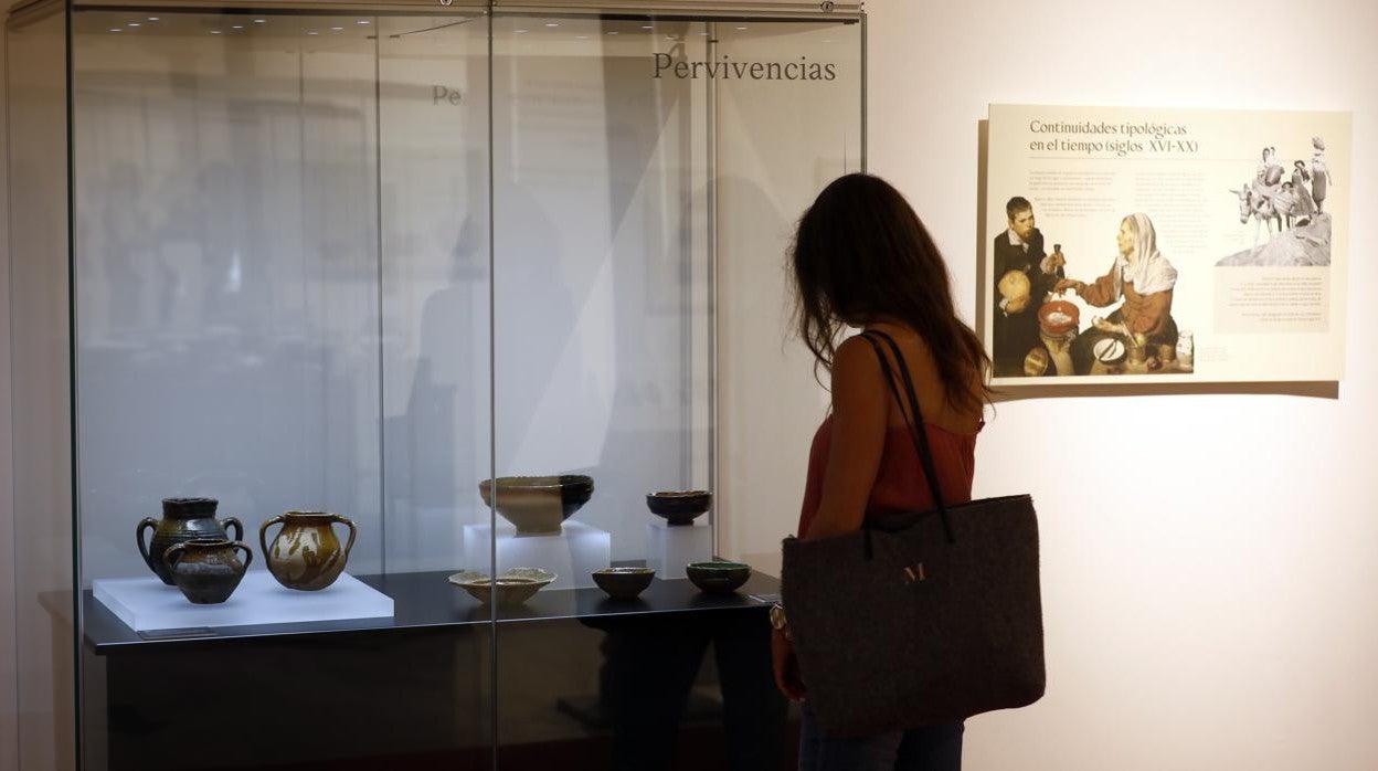 Una mujer observa algunas de las pieza expuestas en el Teatro Cómico Principal