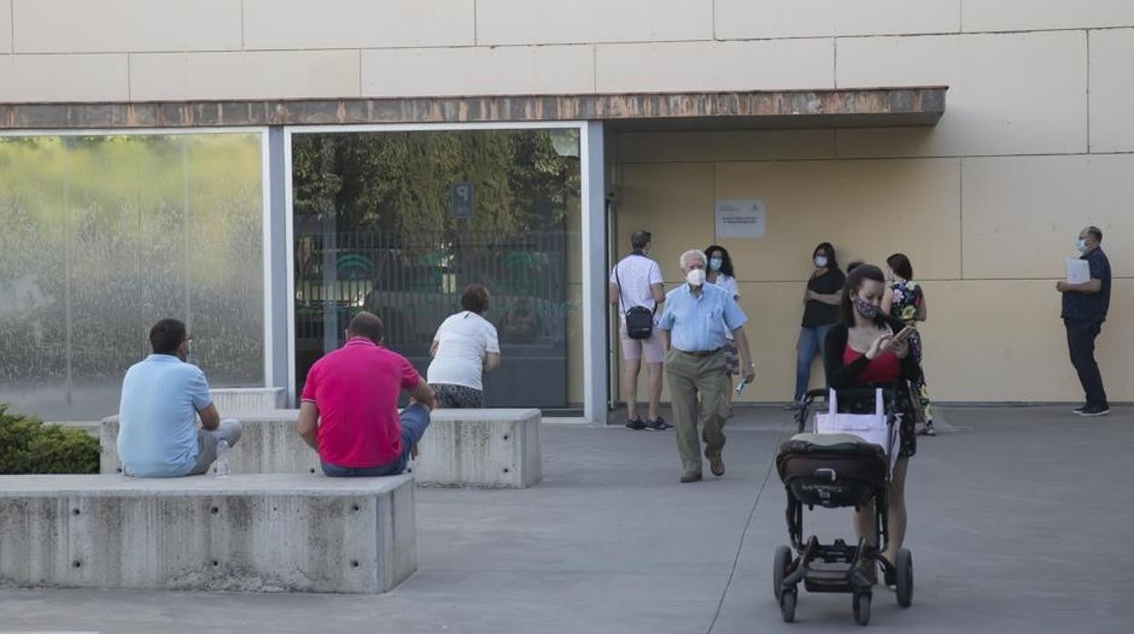 Pacientes en la puerta de un centro de salud de Córdoba