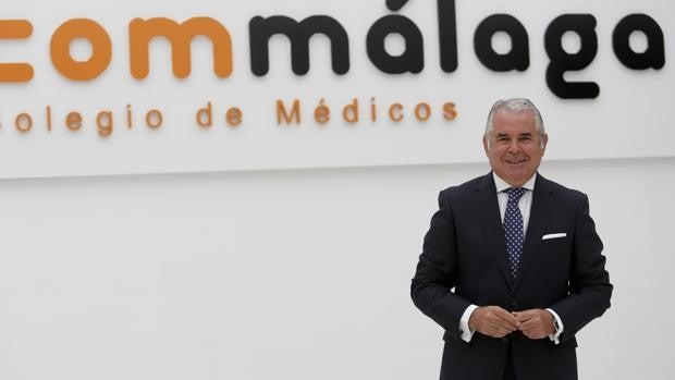 Pedro Navarro, presidente del Colegio de Médicos de Málaga por llevar su oponente sólo tres mujeres en su lista