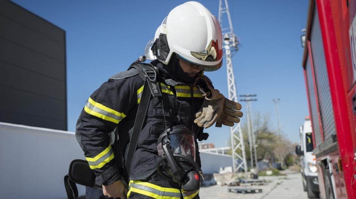 Imagen de archivo de un bombero durante una intervención