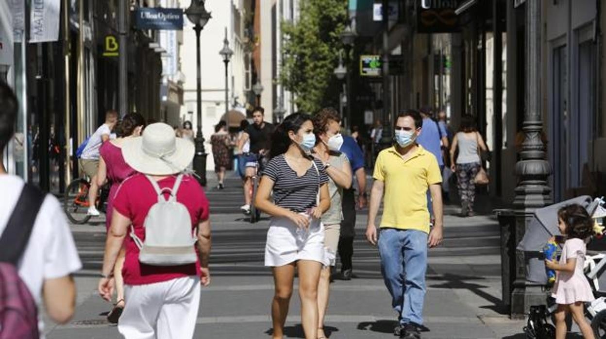 Cordobeses con mascarilla por el centro de la ciudad