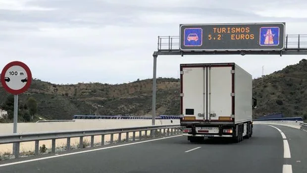 Rescatan a un suicida que trataba de arrojarse desde un viaducto en la autopista de Las Pedrizas en Málaga