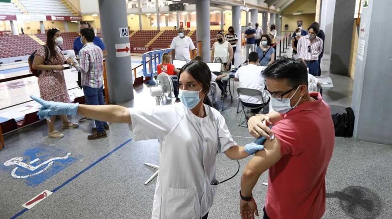 Cordobeses durante la vacunación contra el coronavirus