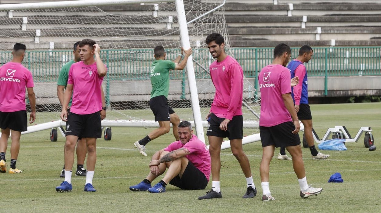 El defensa cordobés Bernardo Cruz, en el centro, durante un entrenamiento de la pasada temporada