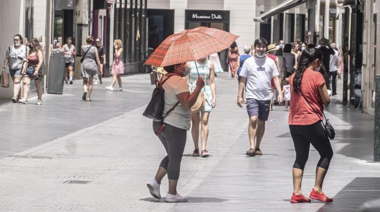 Sevillanos pasean por el Centro de la ciudad a pesar del calor