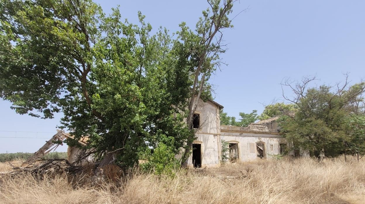 Aspecto que presenta la antigua Estación de Campo Real, en el itinerario de la vía verde de Puente Genil